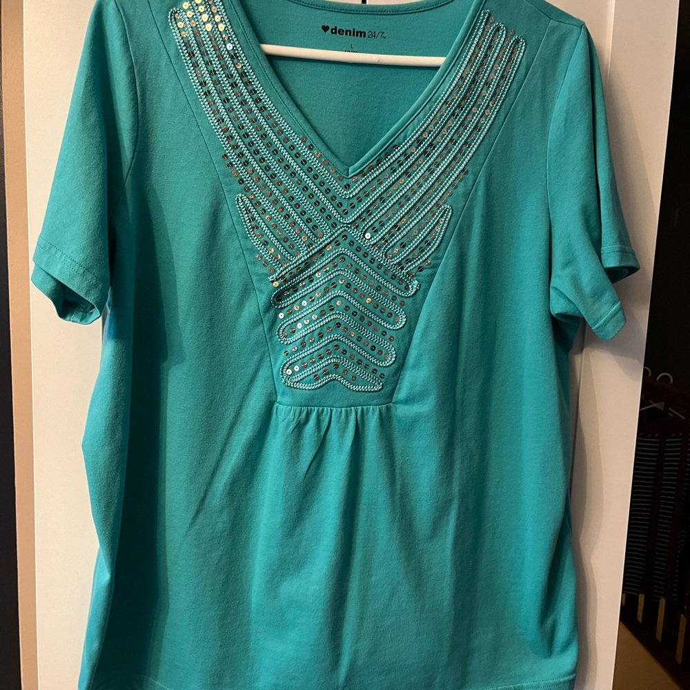 Denim & Co Short Sleeve Sequined Top. Size L
